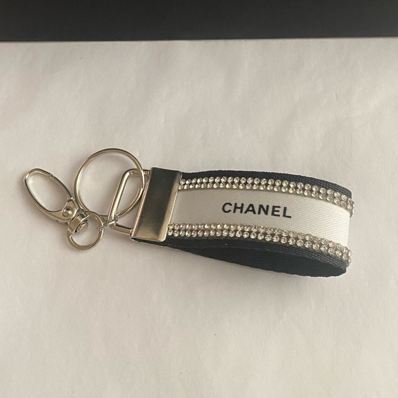 Black and White Ribbon Keychain - Picture 6 of 7